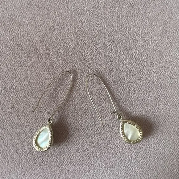 Kendra Scott Gold Tone Dee Drop Earrings In White Mother Of Pearl - Picture 6 of 8